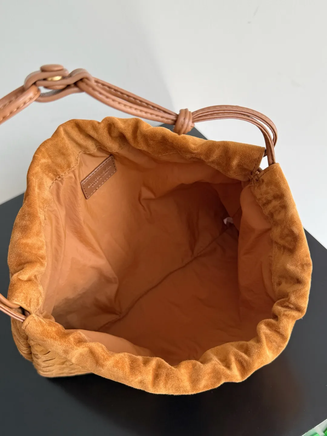 Batch 1560 Armpit bags have become a fashionable item that every girl has in their hands in recent years🛍️. The elegant and simple style has won the love of many people of different ages. However, there is an unavoidable trouble with armpit bags, that is, the capacity is too small, and BOTTEGA VENETA’s new Dustbag Considering people's travel needs, the capacity of garbage bags has been greatly upgraded. Folding umbrellas, water cups, and girls' makeup powder and lipstick can all be accommodated. It is very light and resistant to dirt. Even if you have a lot of things when traveling, it can reduce the burden to a certain extent. The shoulder straps are buckled and can be changed at will. It can be used for hand holding or as the liner of a large bag. After the drawstring is drawn, it looks like a cloud bag. It is very suitable for concave styling when traveling in summer🙋🏻‍♀️ Style number: 796728 Size: 32*23*1cm